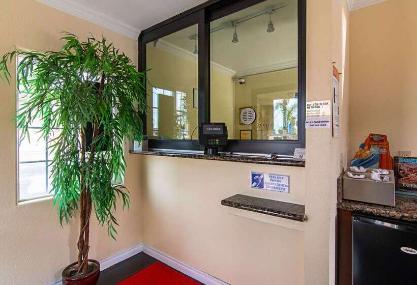 בית מלון כפרי Econo Lodge Long Beach I 405