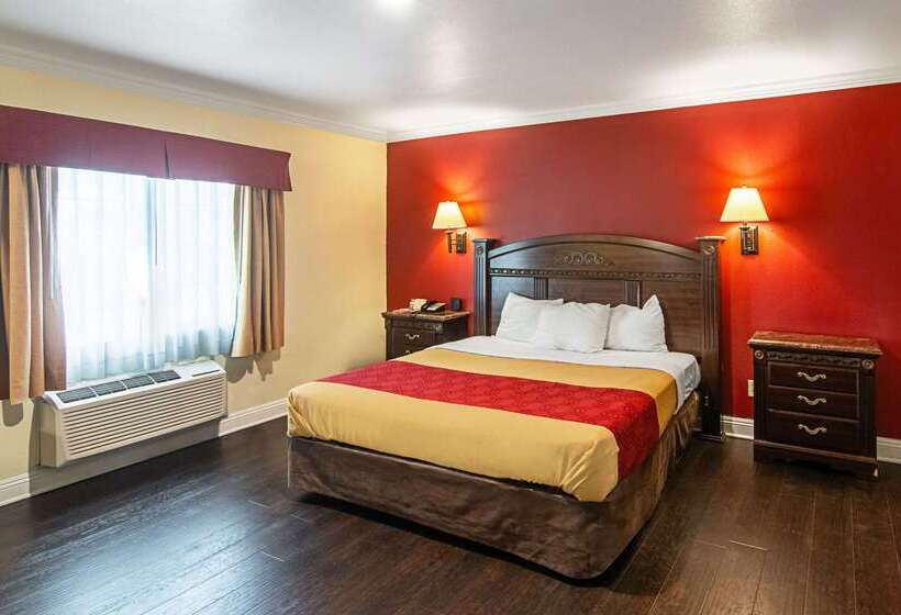 בית מלון כפרי Econo Lodge Long Beach I 405