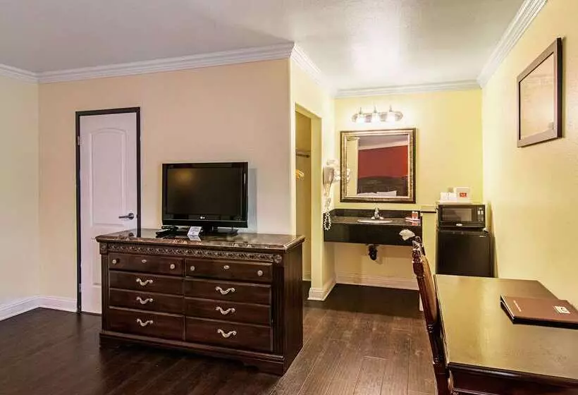 Отель Econo Lodge Long Beach I 405