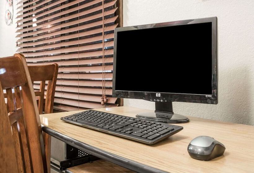 Отель Knights Inn Litchfield