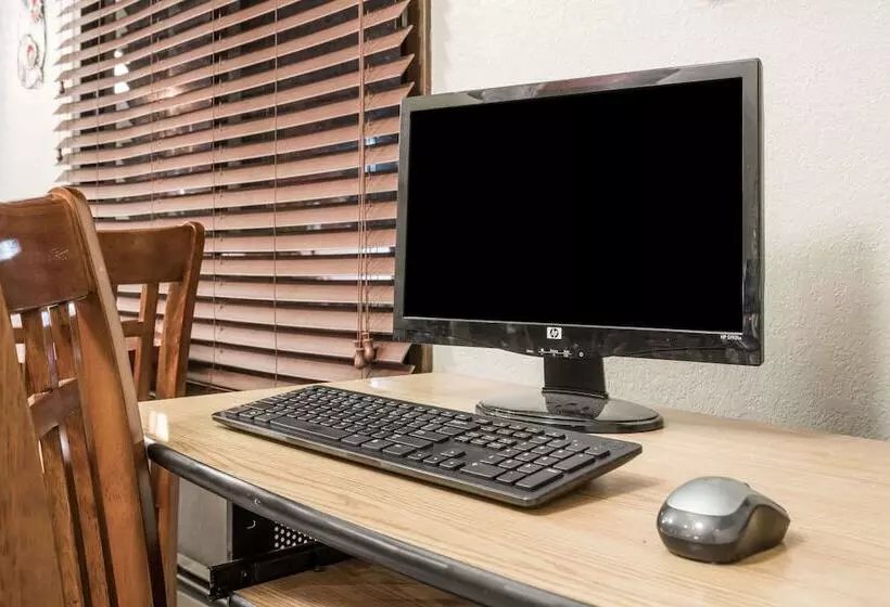 Отель Knights Inn Litchfield