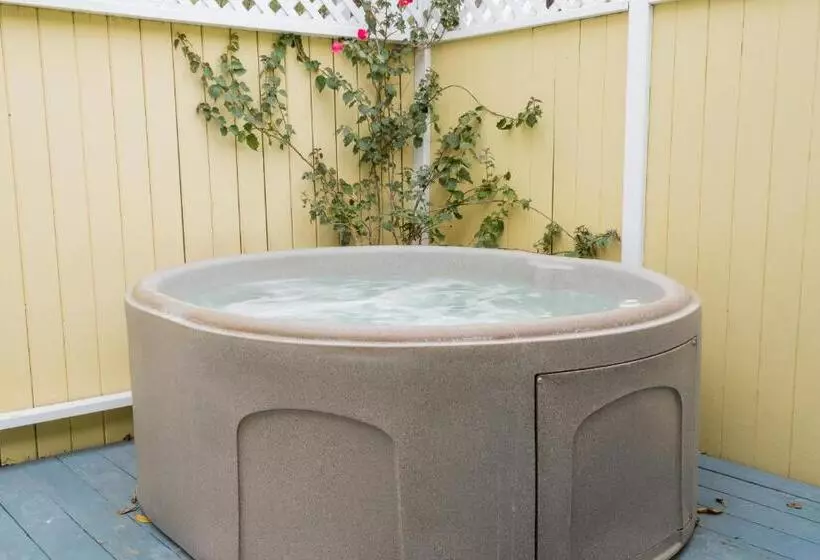 فندق Secret Garden Inn & Cottages