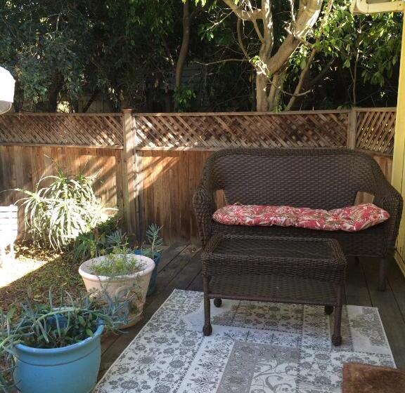 酒店 Secret Garden Inn & Cottages