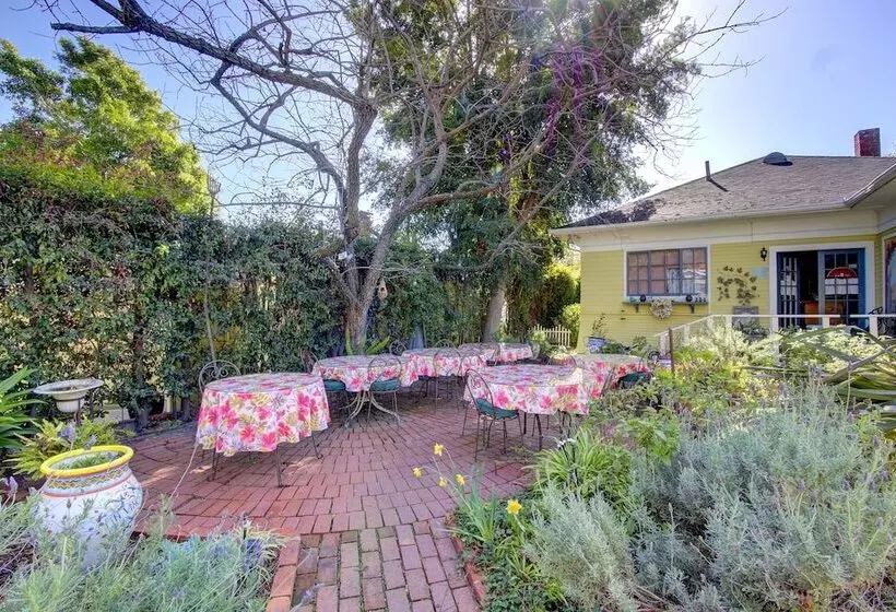 فندق Secret Garden Inn & Cottages