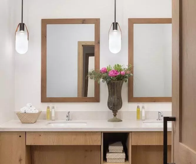 Отель The Rusty Parrot Lodge And Spa