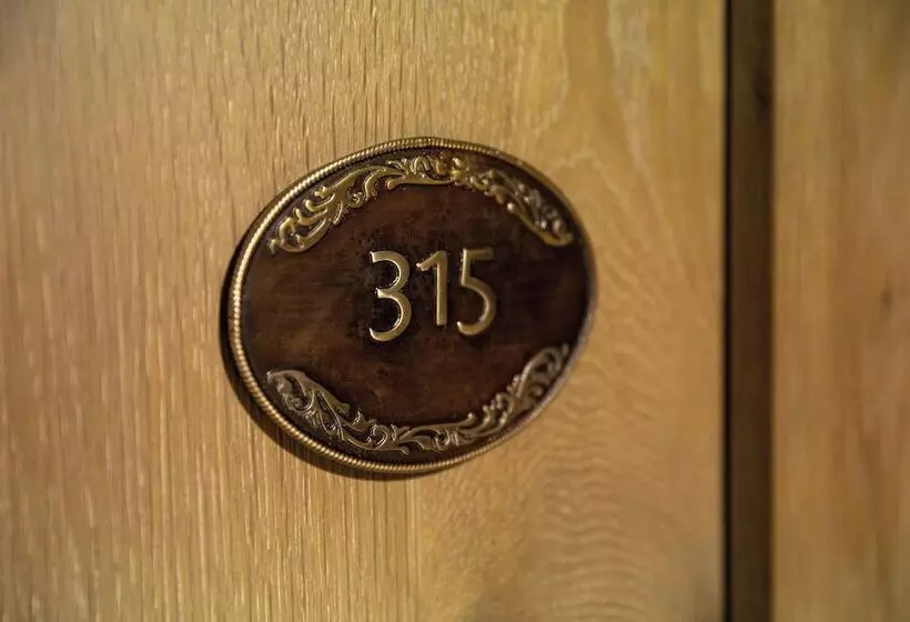 Отель The Rusty Parrot Lodge And Spa