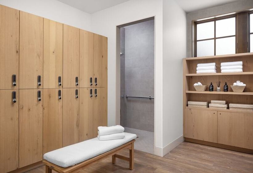 هتل The Rusty Parrot Lodge And Spa