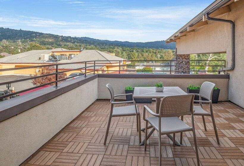 Yosemite Southgate Hotel & Suites