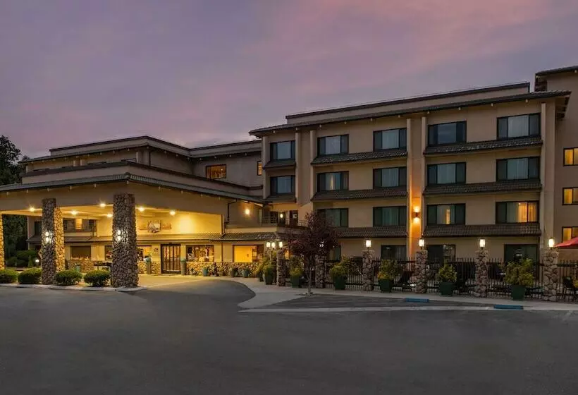 Yosemite Southgate Hotel & Suites