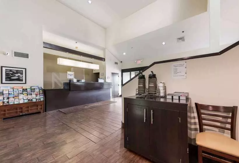 בית מלון כפרי Rodeway Inn