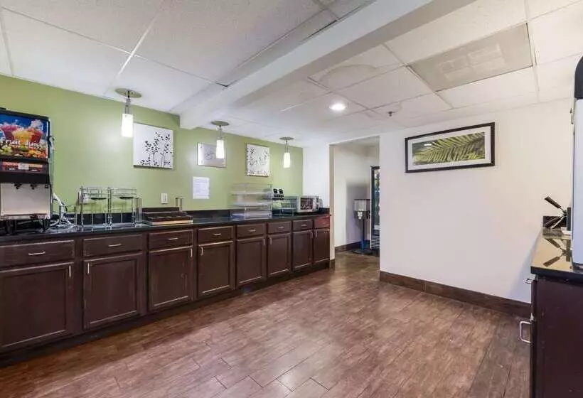 בית מלון כפרי Rodeway Inn