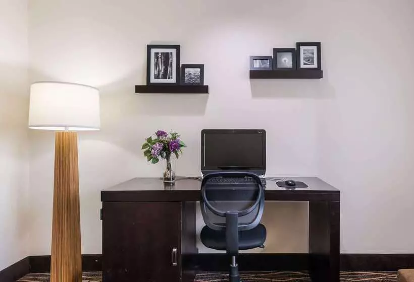 בית מלון כפרי Rodeway Inn