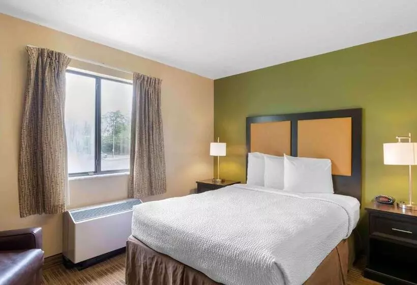 Отель Suburban Studios Louisville East