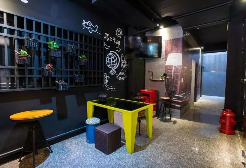 هتل Just Walk Backpacker Hostel