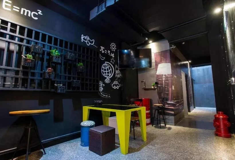 هتل Just Walk Backpacker Hostel