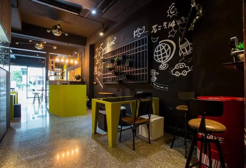 هتل Just Walk Backpacker Hostel