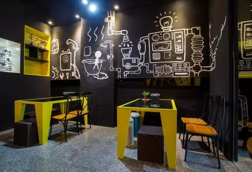 هتل Just Walk Backpacker Hostel