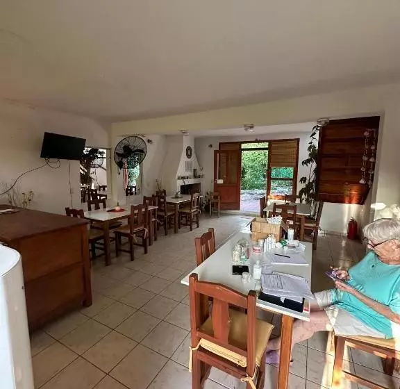 تختخواب و صبحانه El Roble