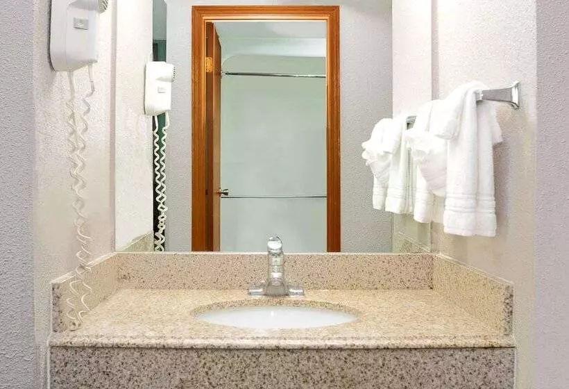 Hotelli Super 8 By Wyndham Denver Stapleton