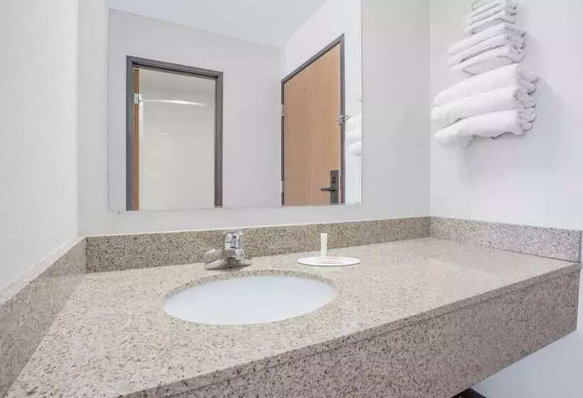 فندق على الطريق Super 8 By Wyndham Independence Ia