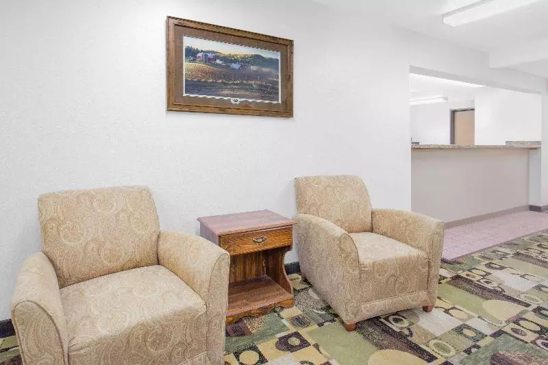 فندق على الطريق Super 8 By Wyndham Independence Ia