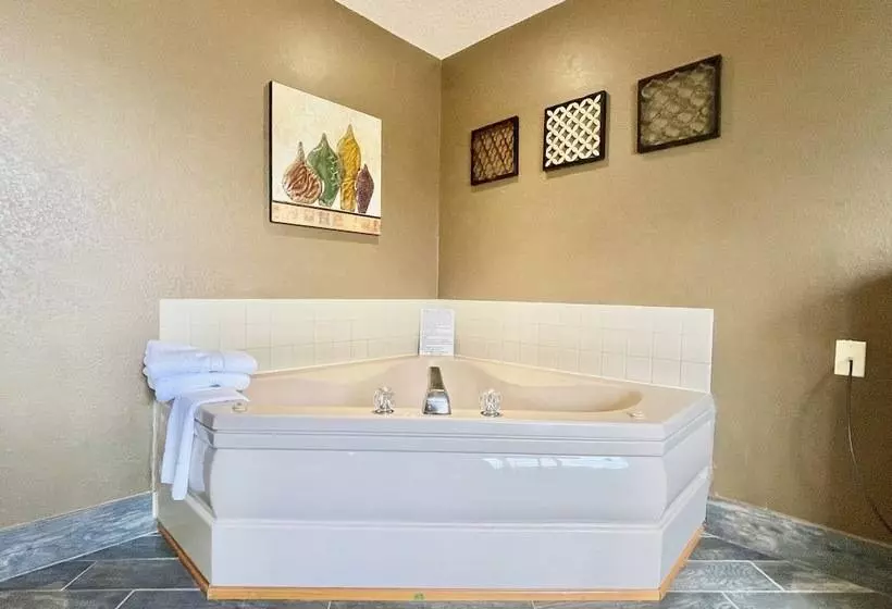 Мотель The Quincy Inn & Suites