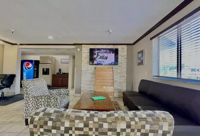 Мотель The Quincy Inn & Suites