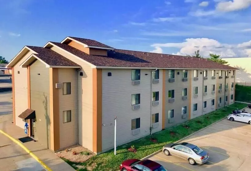 Мотель The Quincy Inn & Suites