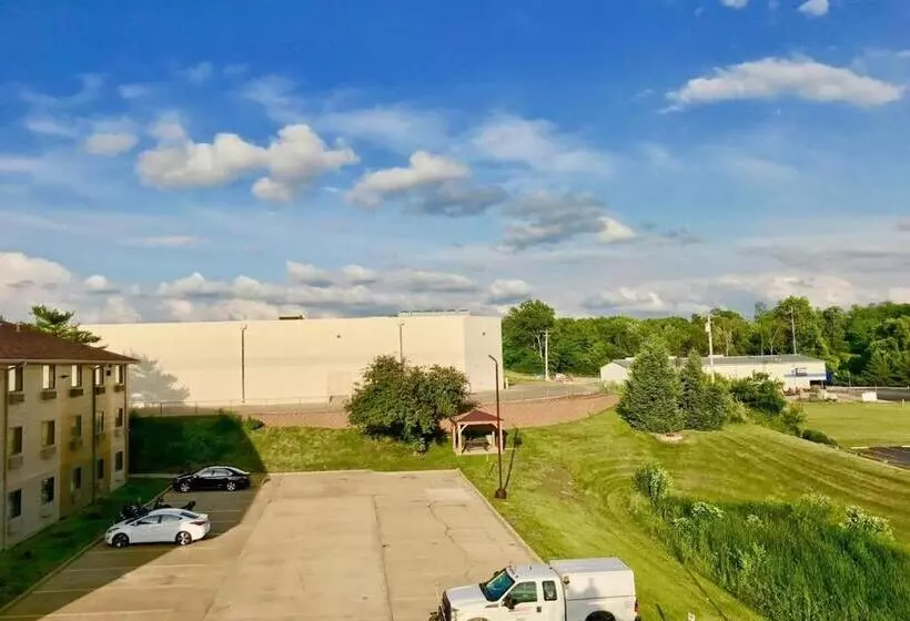 Мотель The Quincy Inn & Suites