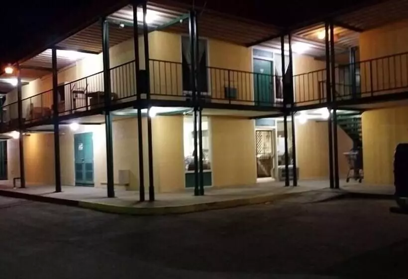 汽车旅馆  West Texas Inn & Suites Midland