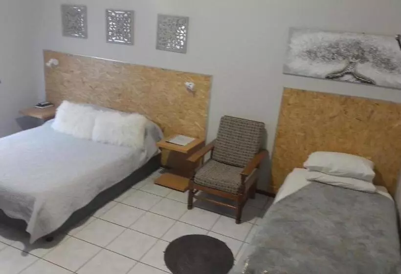 پانسیون Larochelle Guesthouse