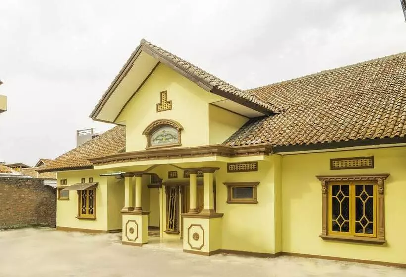 Spot On 2395 Hotel Aden 2 Syariah