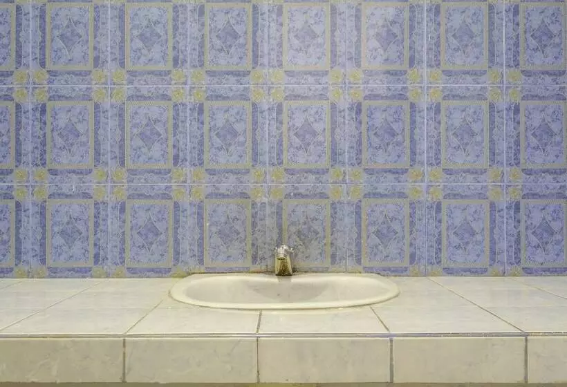 Spot On 2395 Hotel Aden 2 Syariah