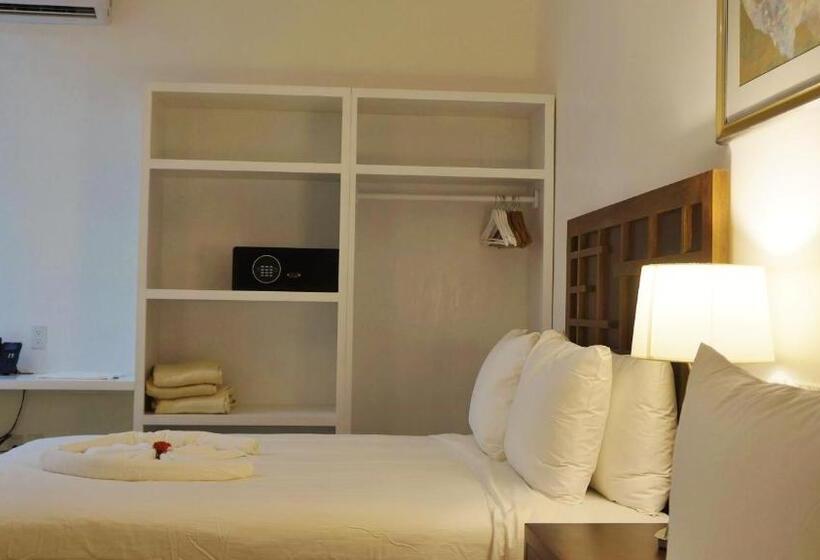 هتل La Placita Inn