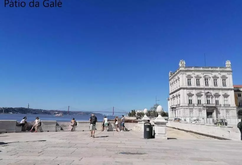 پانسیون Chiado Open World Hostel