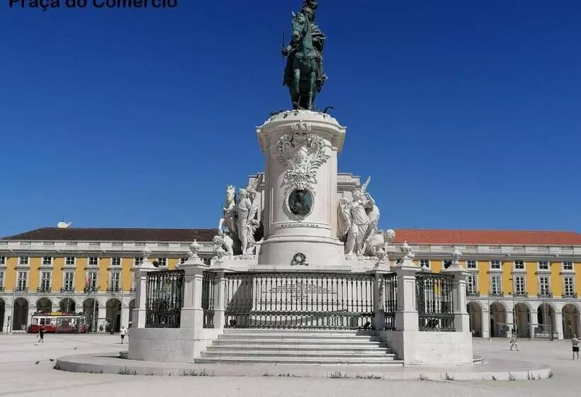 پانسیون Chiado Open World Hostel