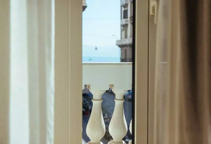 تختخواب و صبحانه Casa Vittoria Napoli  Santa Lucia