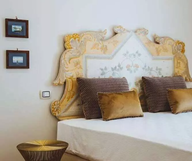 تختخواب و صبحانه Casa Vittoria Napoli  Santa Lucia