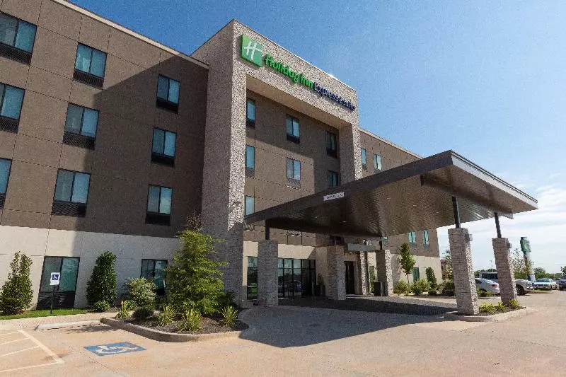 Hotelli Holiday Inn Express & Suites Kingfisher By Ihg