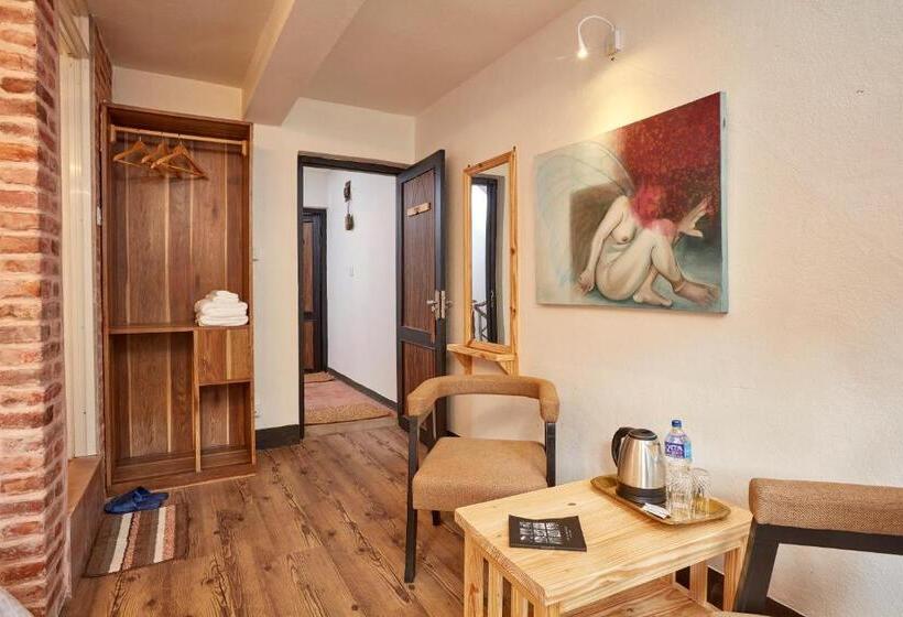 تختخواب و صبحانه Mangal Chhen