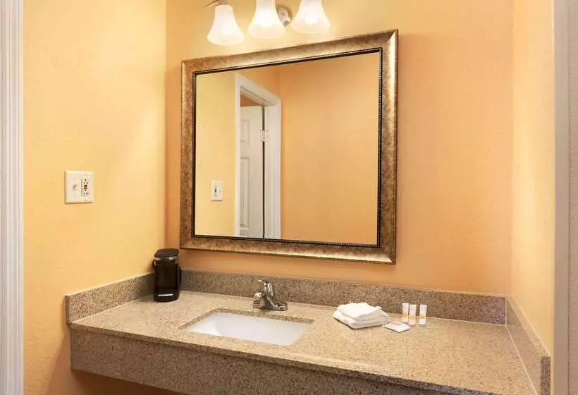 Days Inn By Wyndham Queensbury/lake George