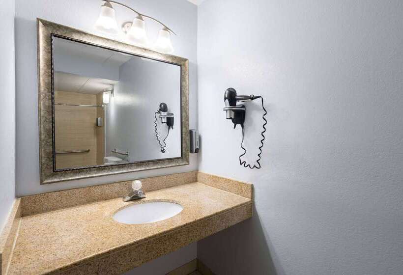 Days Inn By Wyndham Queensbury/lake George