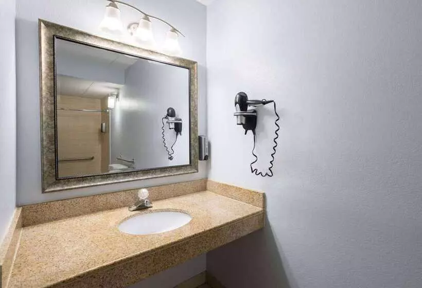 Days Inn By Wyndham Queensbury/lake George