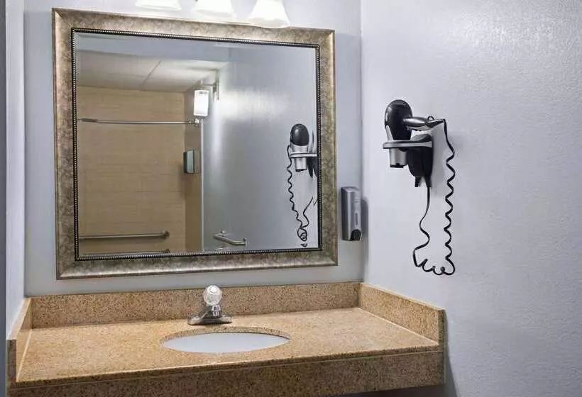 Days Inn By Wyndham Queensbury/lake George