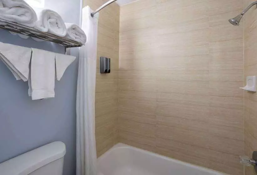 Days Inn By Wyndham Queensbury/lake George