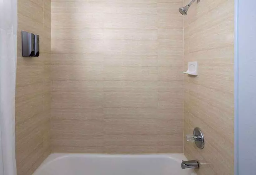 Days Inn By Wyndham Queensbury/lake George