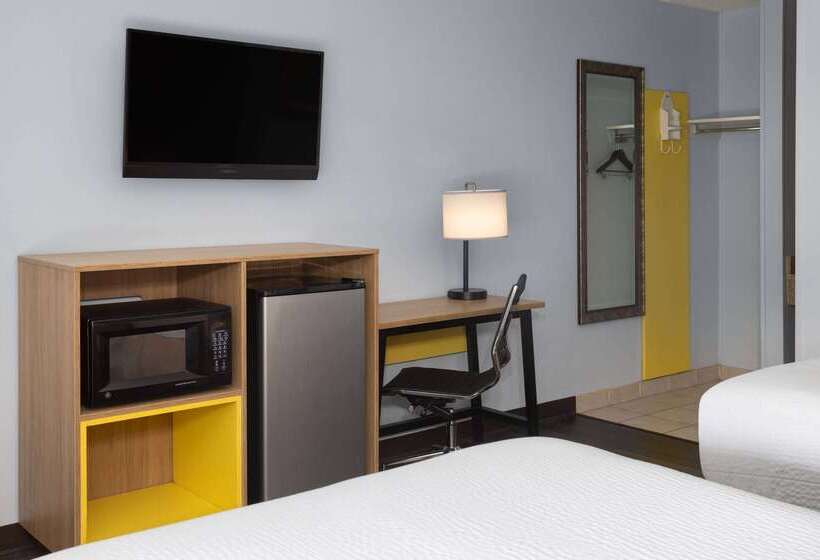 Days Inn By Wyndham Queensbury/lake George