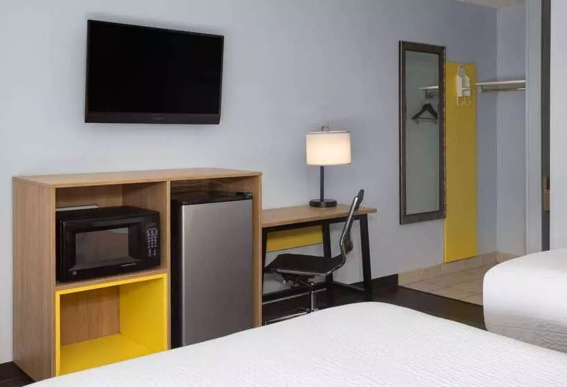 Days Inn By Wyndham Queensbury/lake George