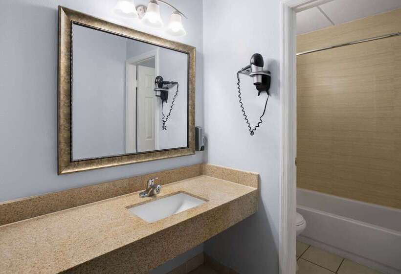 Days Inn By Wyndham Queensbury/lake George