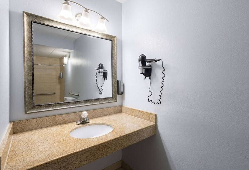 Days Inn By Wyndham Queensbury/lake George